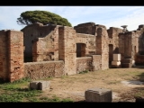 03155 ostia - regio i - insula xii - caseggiato dei triclini (i,xii,1) - hof - ostseite - bli ri suedosten - 01-2024.jpg